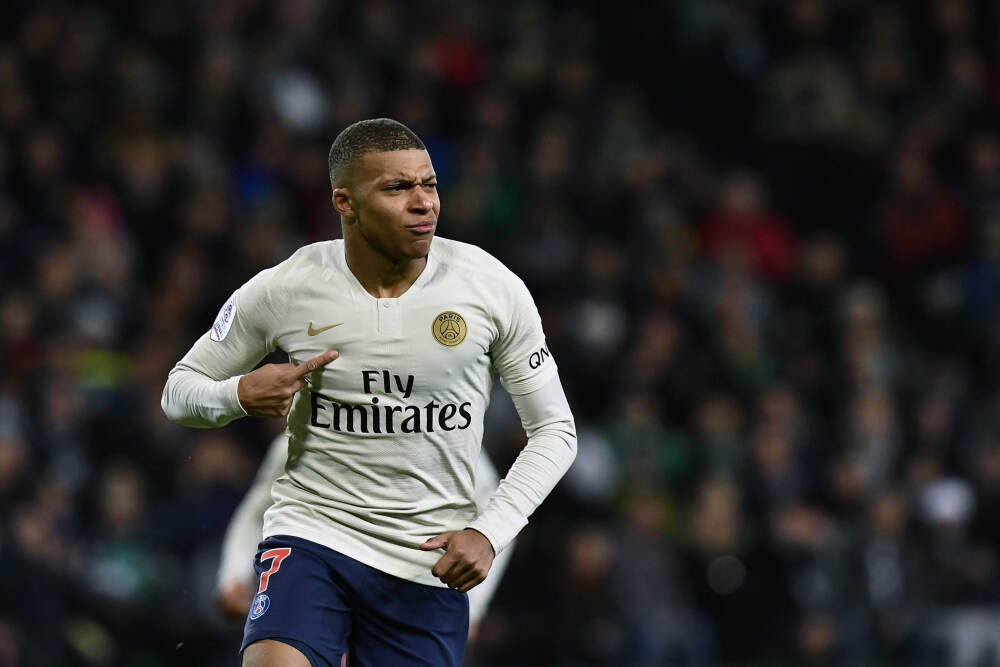 钟楚曦抢C位风波后，周深却因为弯腰捡彩带口碑暴增